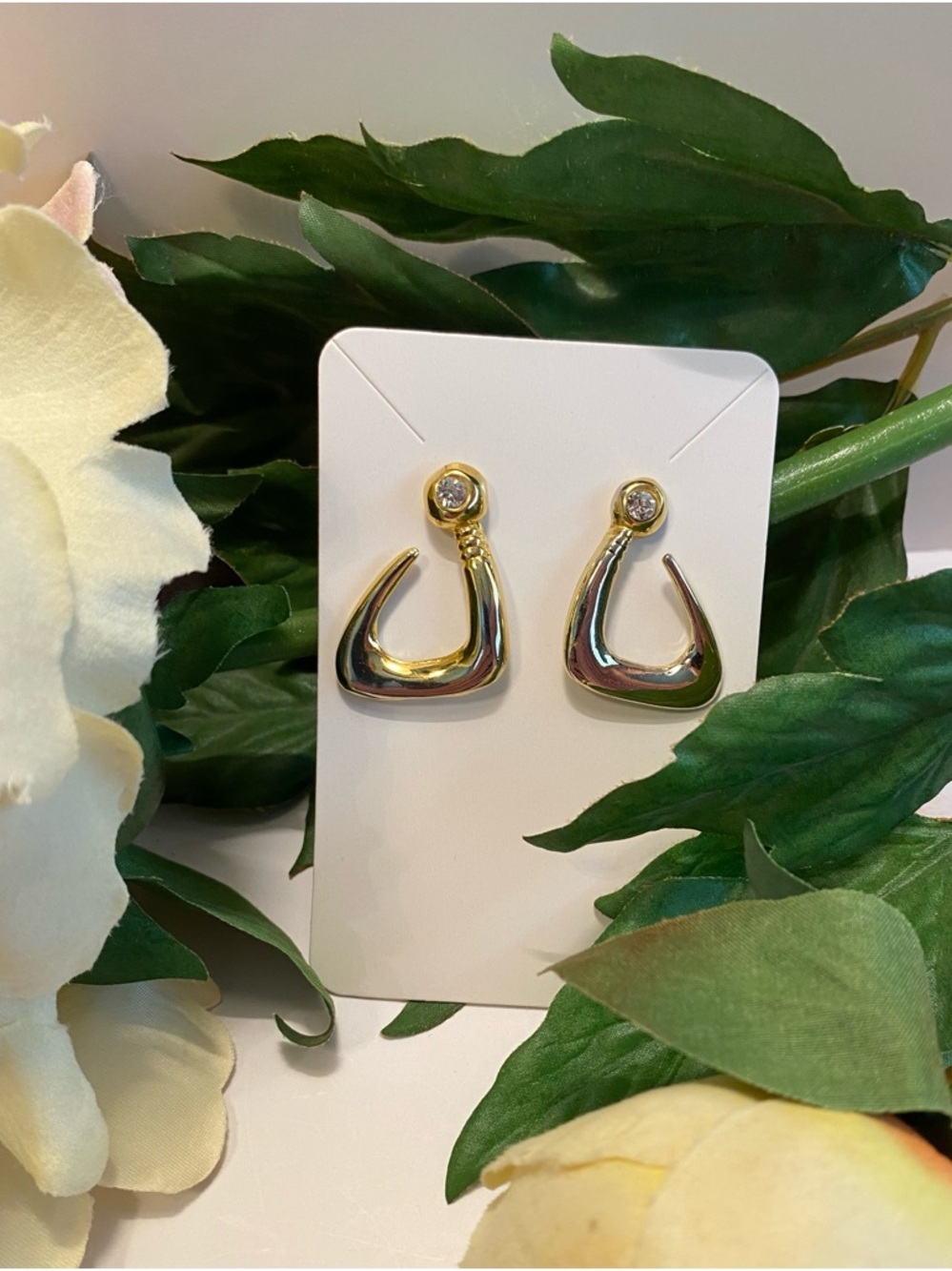 🪝Vintage Gold Tone Abstract Hook Earrings with Gemstone Accent